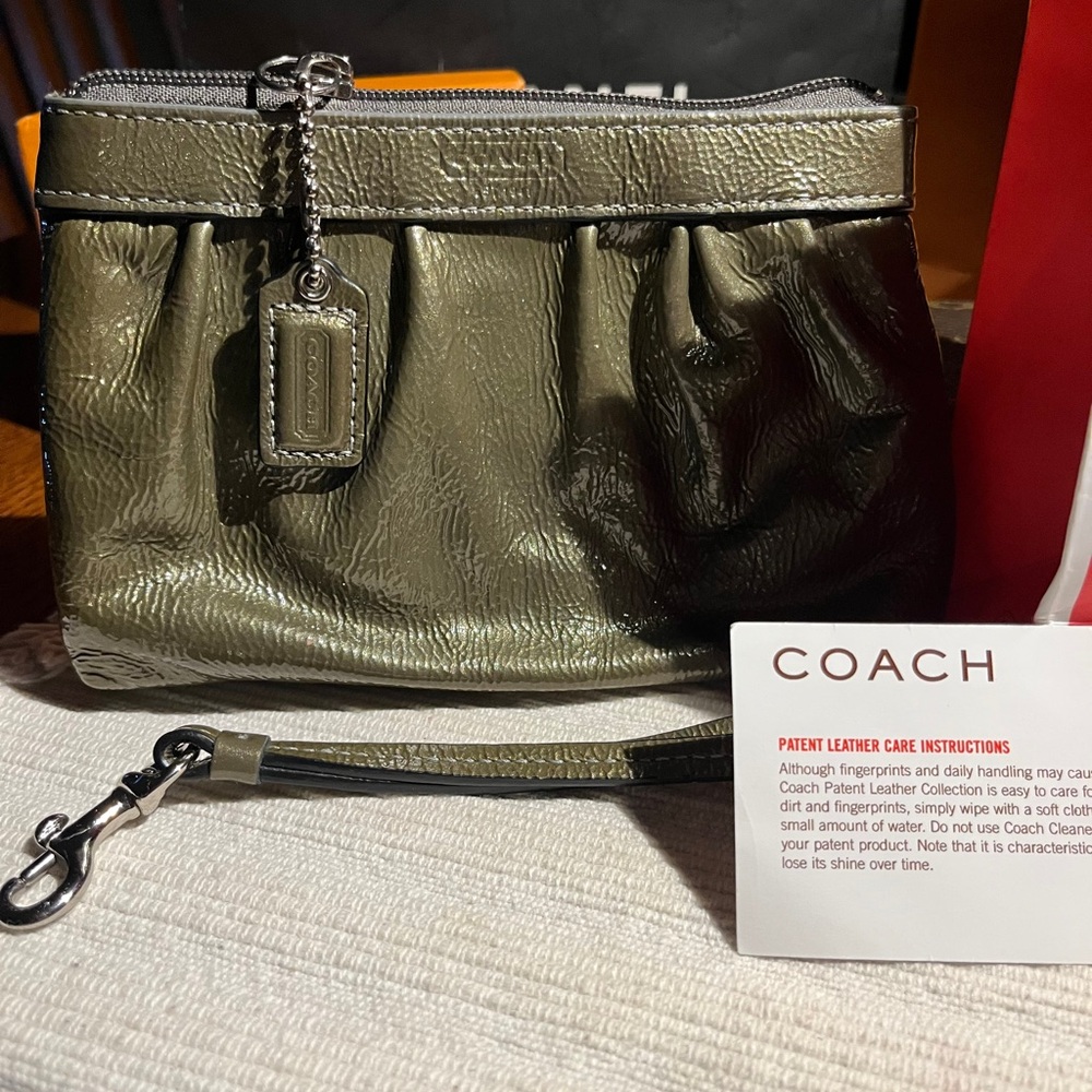 🔥SOLD. NO LONGER AVAILABLE🔥Coach Olive and Pink Wristlet